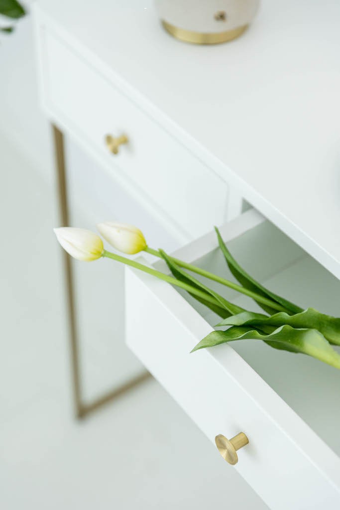 Elegancka toaletka AMARA z białym korpusem i złotymi detalami