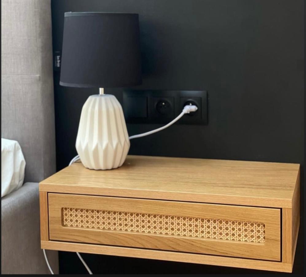 Szafka nocna z rattanu w stylu japandi – model MILEY RATTAN od Papierówki Szafka nocna z rattanu w stylu japandi – model MILEY RATTAN od Papierówki