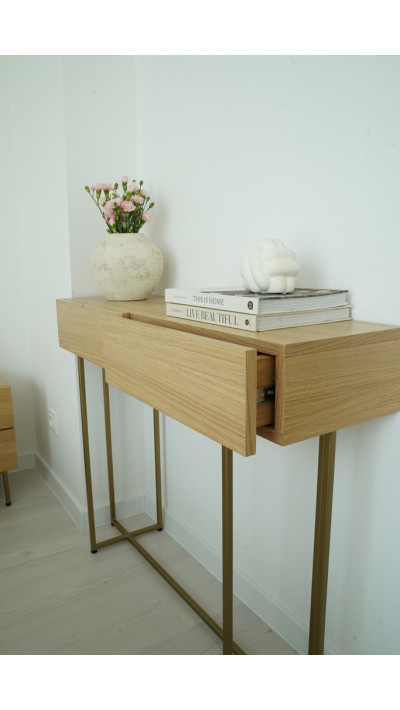 Designerska konsola z naturalnego forniru – idealna do nowoczesnych wnętrz Designerska konsola z naturalnego forniru – idealna do nowoczesnych wnętrz