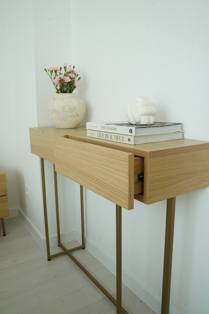 Designerska konsola z naturalnego forniru – idealna do nowoczesnych wnętrz Designerska konsola z naturalnego forniru – idealna do nowoczesnych wnętrz