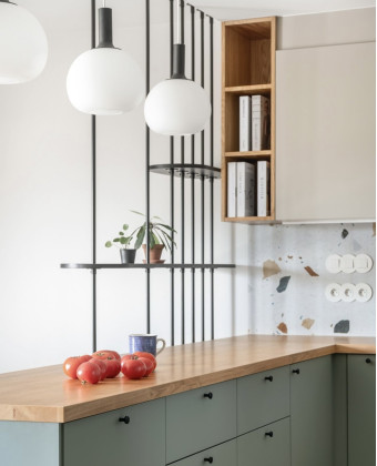 AIDA - nowoczesny regał z czarnego forniru dębowego AIDA - nowoczesny regał z czarnego forniru dębowego