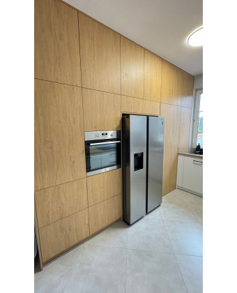 A Modern Kitchen with a Hidden Pantry – Functionality and Elegance