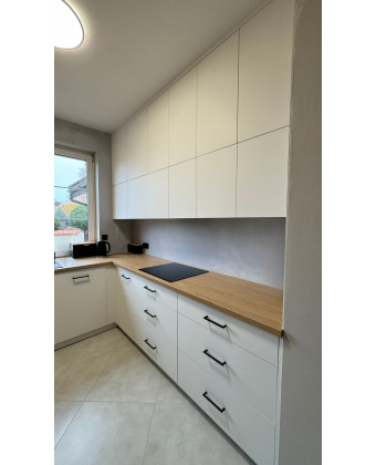 A Modern Kitchen with a Hidden Pantry – Functionality and Elegance