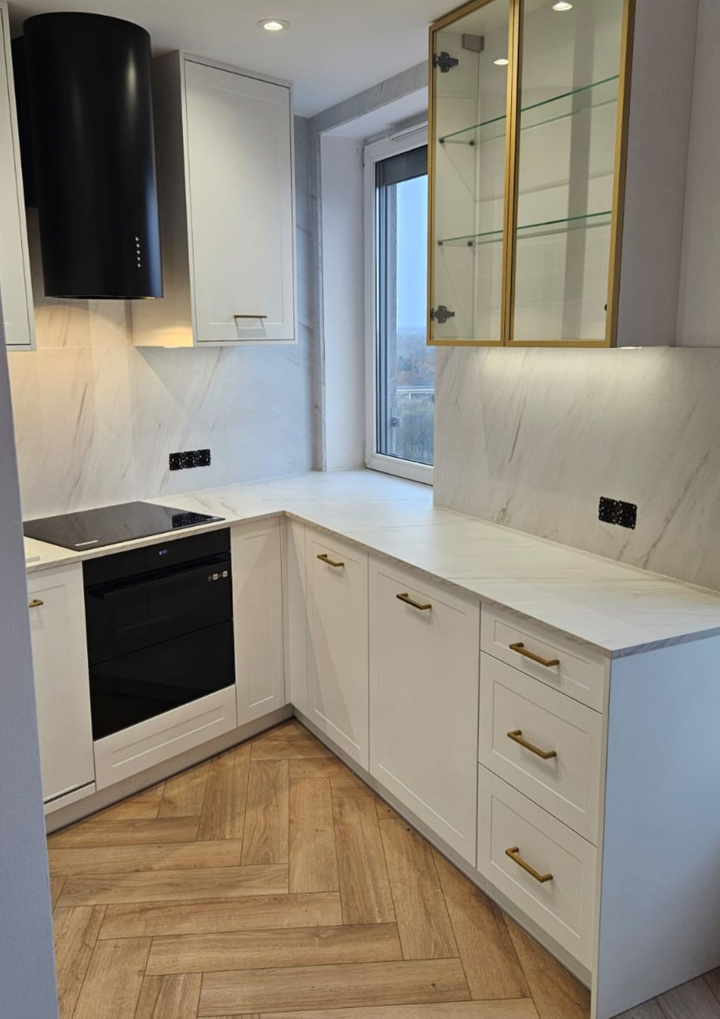 White Kitchen with Marble in Poznań White Kitchen with Marble in Poznań
