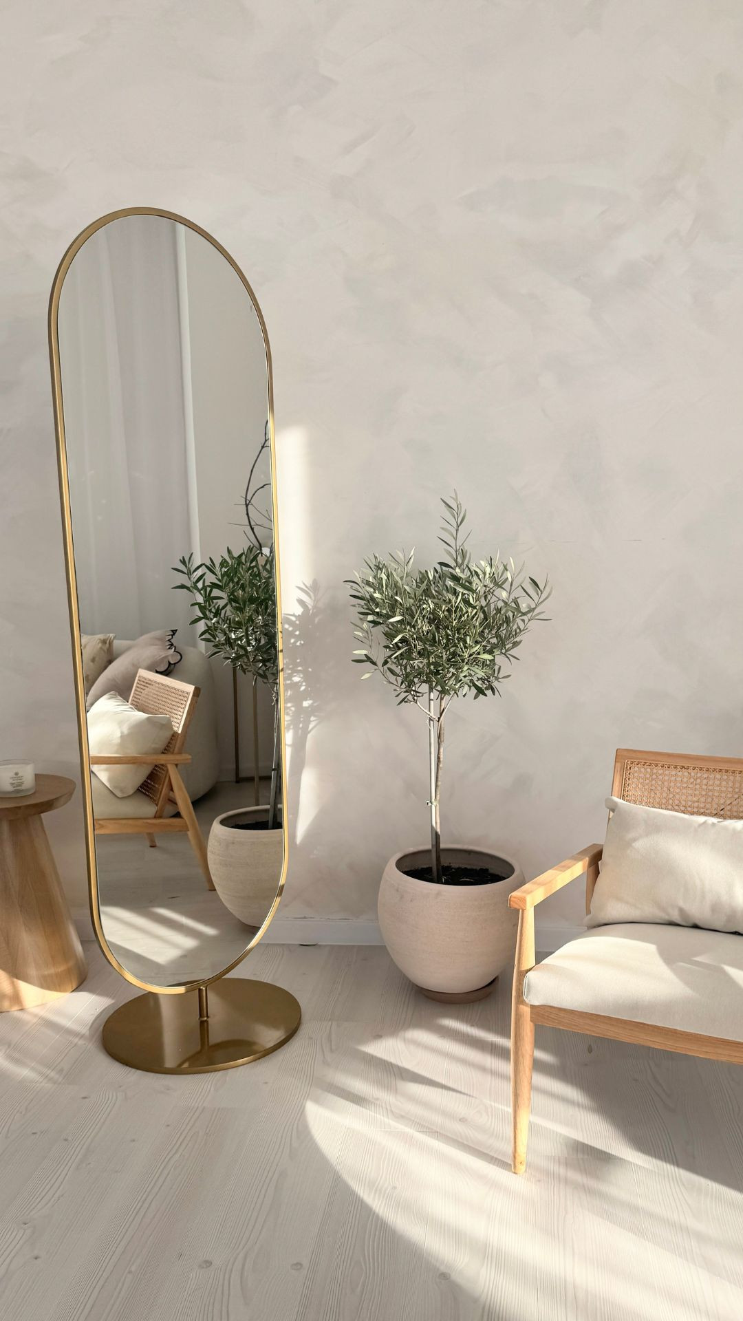 Lustro elipsa stojące – eleganckie lustro do sklepu odzieżowego i salonu kosmetycznego Lustro elipsa stojące – eleganckie lustro do sklepu odzieżowego i salonu kosmetycznego
