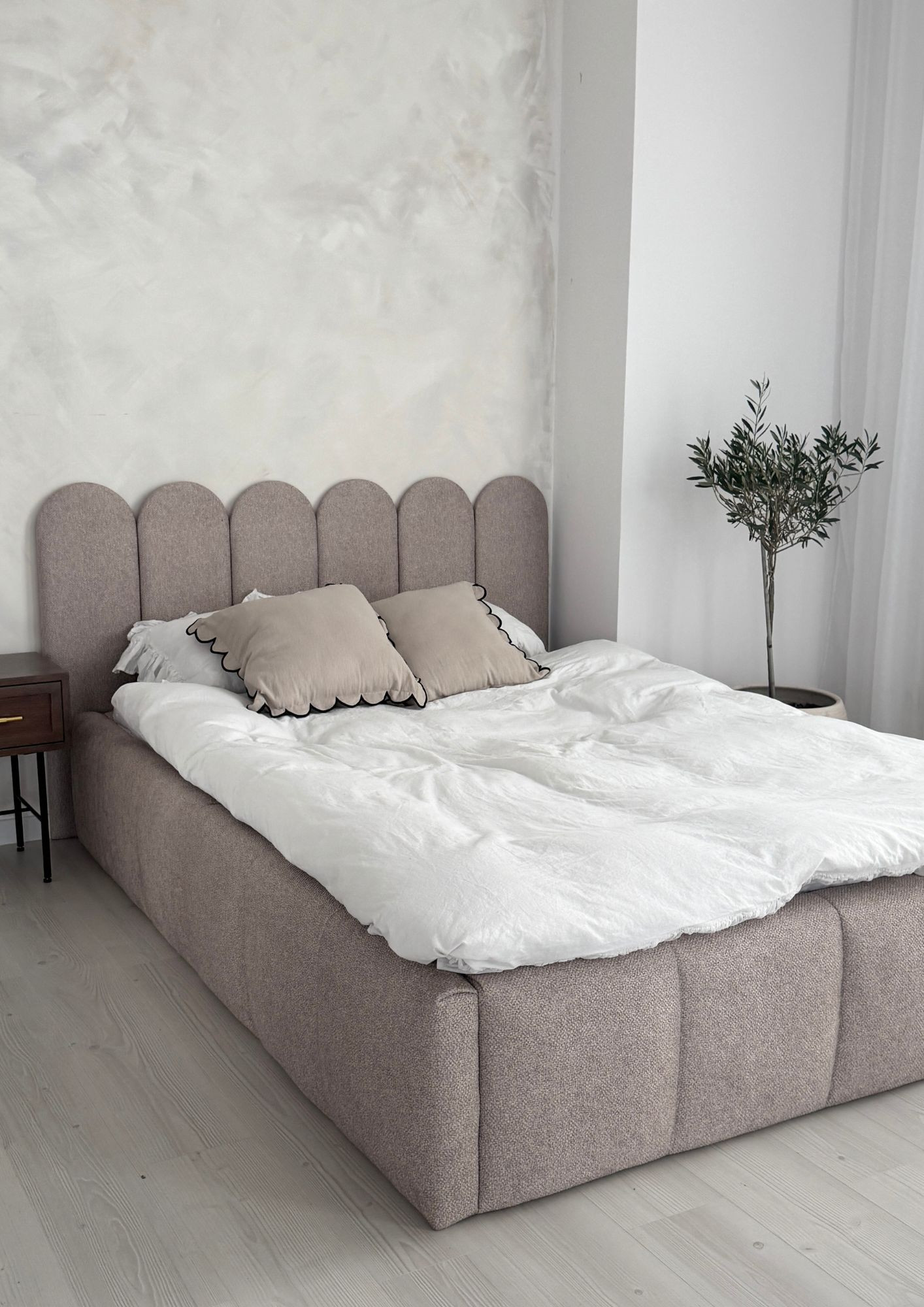 Łóżko BUBBLE z przeszyciami - nowoczesny design i komfort Łóżko BUBBLE z przeszyciami - nowoczesny design i komfort