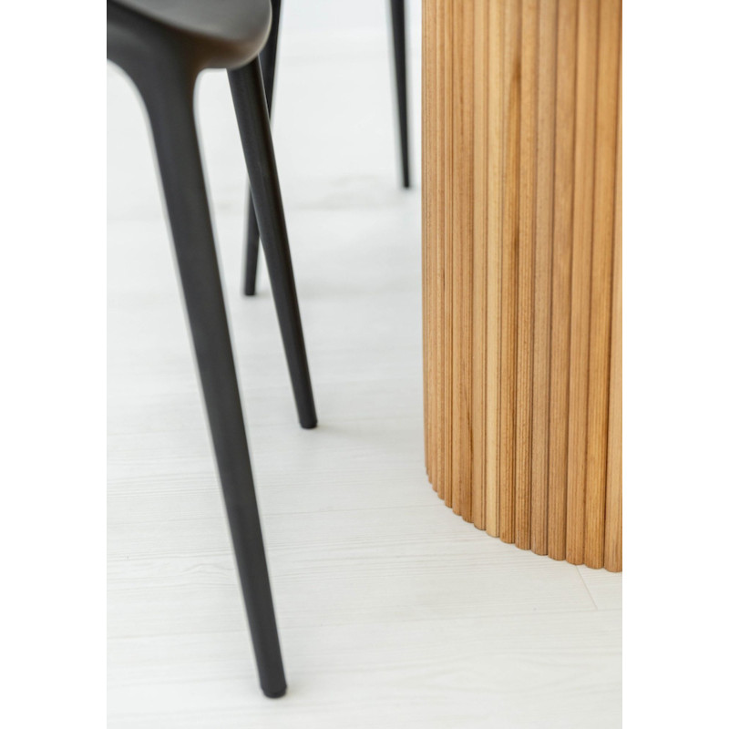 Dębowy stół drewniany z ryflowaną nogą Dębowy stół drewniany z ryflowaną nogą