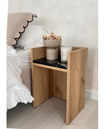 Stolik nocny ARCO – drewniany stolik pomocniczy z marmurowym blatem