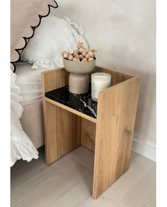 Stolik nocny ARCO – drewniany stolik pomocniczy z marmurowym blatem