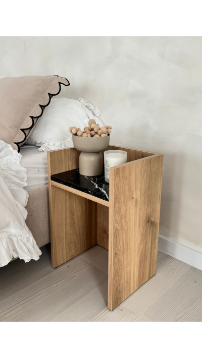Minimalistyczny design i ponadczasowa elegancja – stolik pomocniczy z marmurem dla stylowego wnętrza. Minimalistyczny design i ponadczasowa elegancja – stolik pomocniczy z marmurem dla stylowego wnętrza.