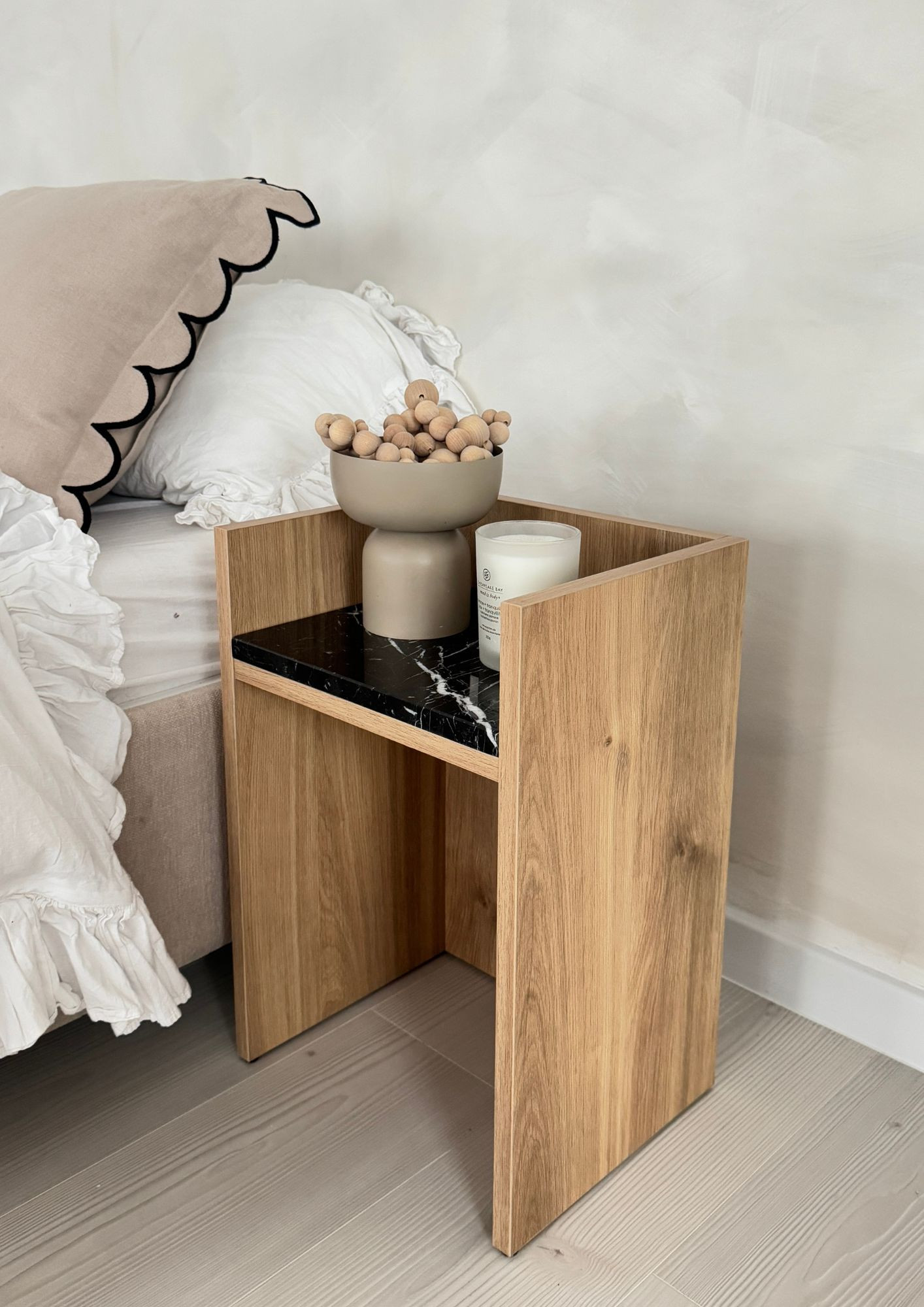 Minimalistyczny design i ponadczasowa elegancja – stolik pomocniczy z marmurem dla stylowego wnętrza. Minimalistyczny design i ponadczasowa elegancja – stolik pomocniczy z marmurem dla stylowego wnętrza.