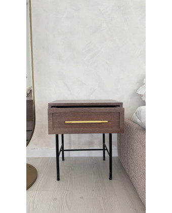 Szafka nocna AZIZA – elegancki design z szufladą i złotym uchwytem