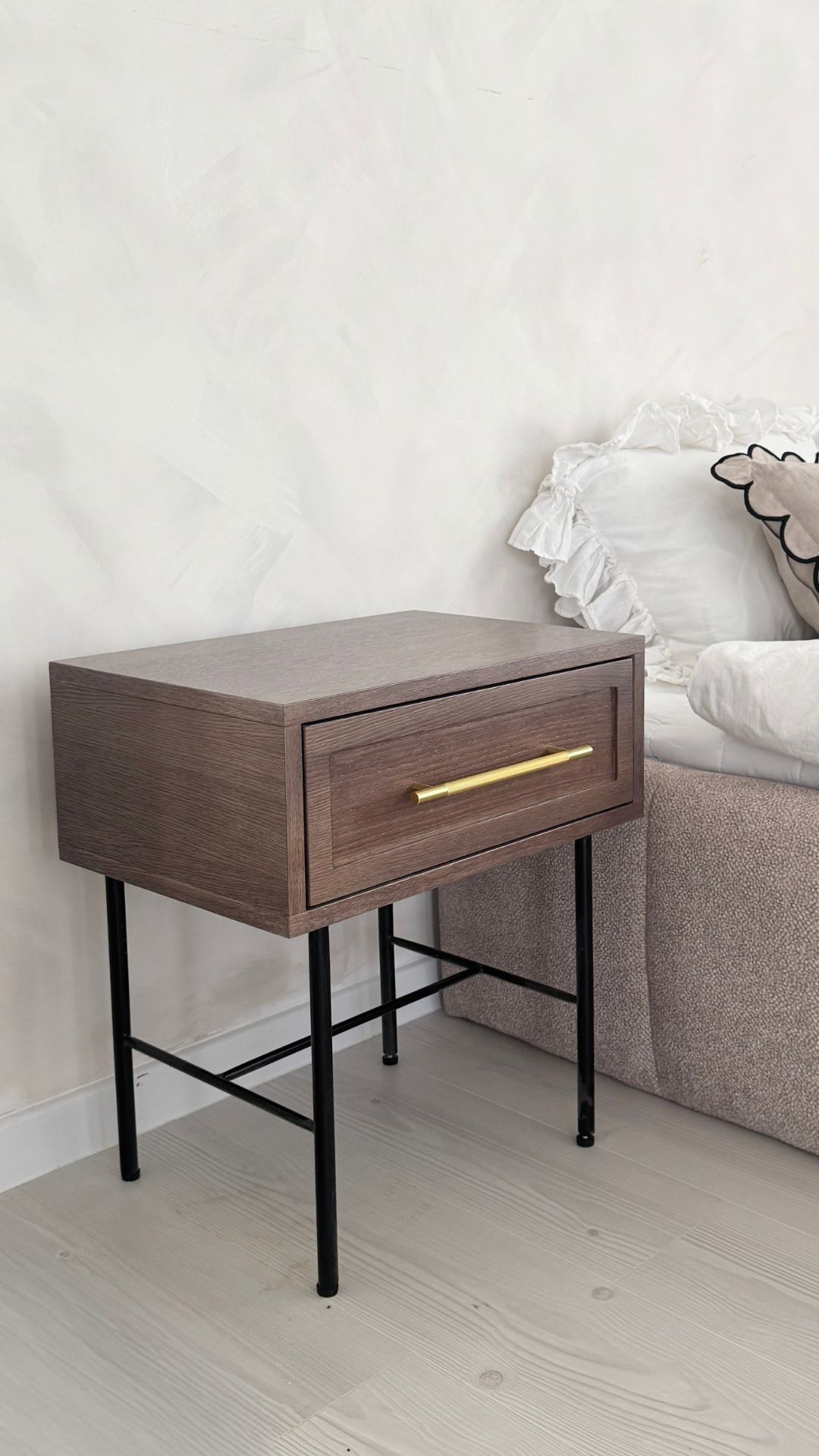 AZIZA Nightstand – Elegant Design with a Drawer and a Gold Handle