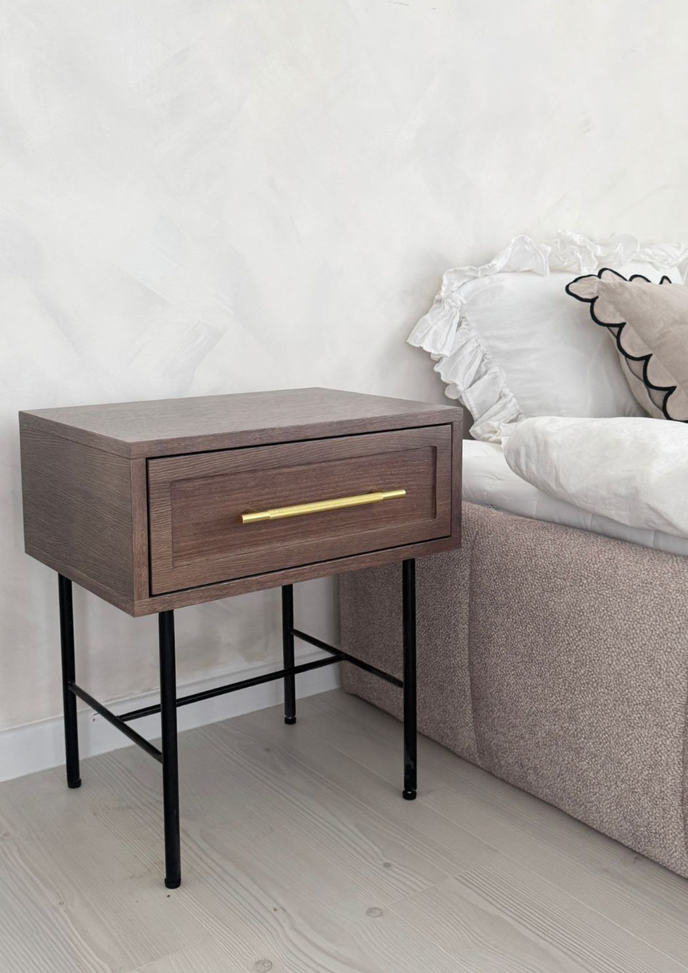 AZIZA Nightstand – Elegant Design with a Drawer and a Gold Handle