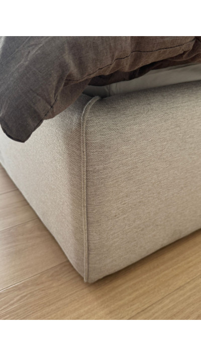 Upholstered bed with a high headboard – modern style and a comfortable night's sleep