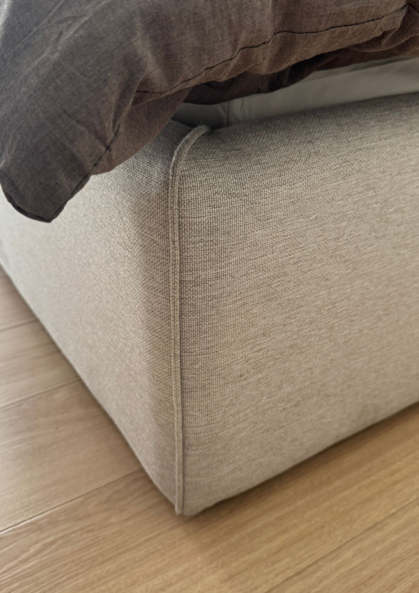 Upholstered bed with a high headboard – modern style and a comfortable night's sleep