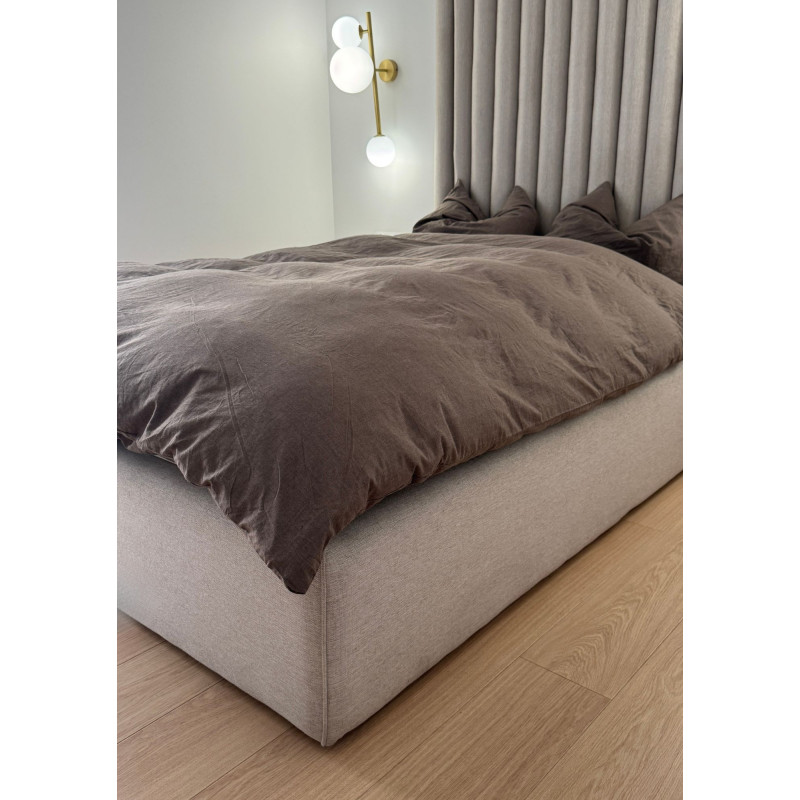 Beżowe łóżko z wysokim zagłówkiem z paneli do sypialni Beżowe łóżko z wysokim zagłówkiem z paneli do sypialni