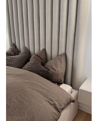 Beżowe Łóżko tapicerowane z panelami tapicerowanymi Beżowe Łóżko tapicerowane z panelami tapicerowanymi