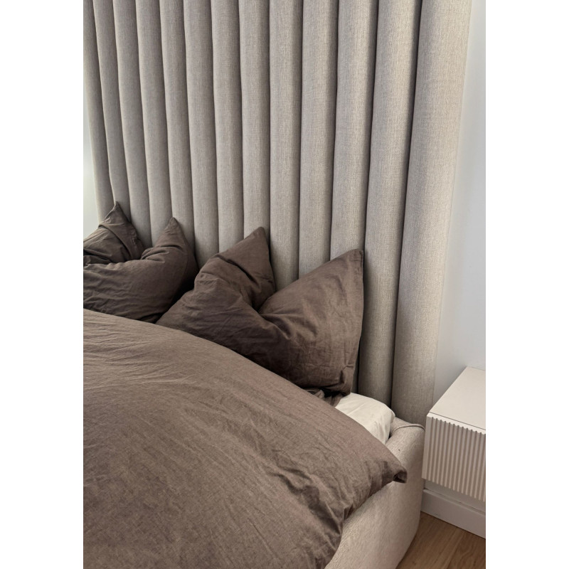 Łóżko do sypialni z panelami tapicerowanymi w stylu hotelowym Łóżko do sypialni z panelami tapicerowanymi w stylu hotelowym