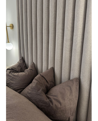 Beżowe Łóżko tapicerowane z panelami tapicerowanymi Beżowe Łóżko tapicerowane z panelami tapicerowanymi