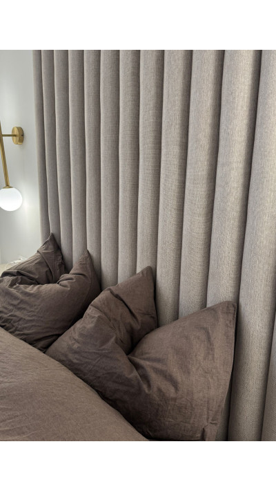 Upholstered bed with a high headboard – modern style and a comfortable night's sleep
