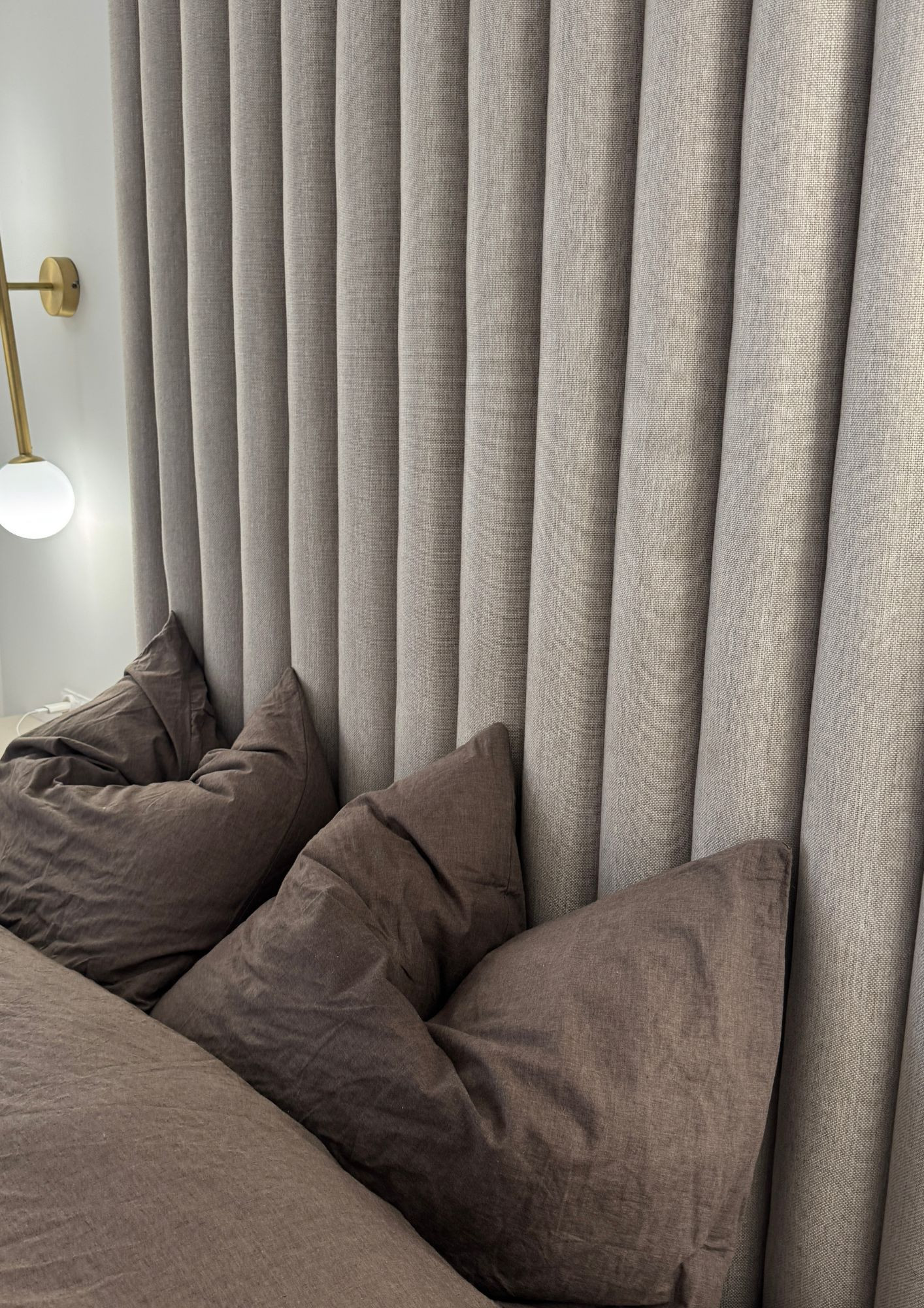 Upholstered bed with a high headboard – modern style and a comfortable night's sleep
