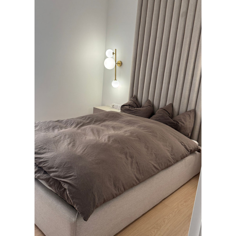 Beżowe Łóżko tapicerowane z panelami tapicerowanymi Beżowe Łóżko tapicerowane z panelami tapicerowanymi