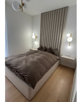 Beżowe Łóżko tapicerowane z panelami tapicerowanymi Beżowe Łóżko tapicerowane z panelami tapicerowanymi