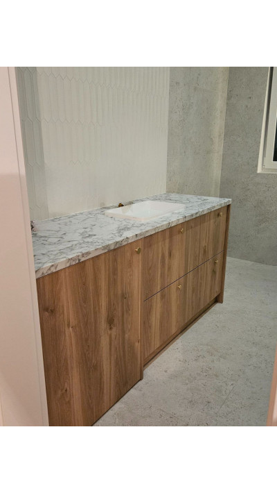 Zabudowa łazienki na wymiar z naturalnego drewna i marmurowym blatem, Poznań. Zabudowa łazienki na wymiar z naturalnego drewna i marmurowym blatem, Poznań.