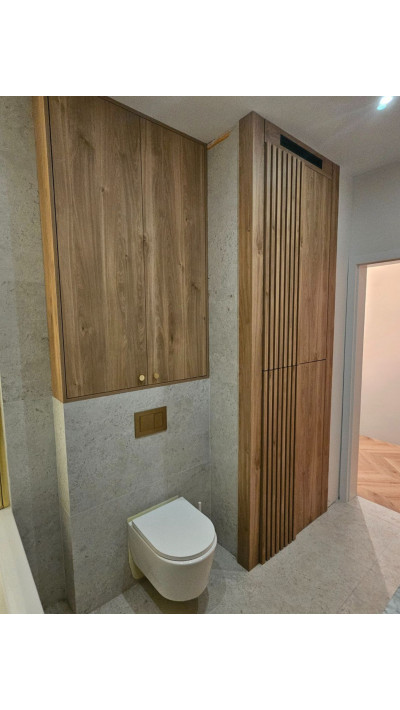 Drewniane szafki łazienkowe pod umywalkę z eleganckim blatem marmurowym. Drewniane szafki łazienkowe pod umywalkę z eleganckim blatem marmurowym.