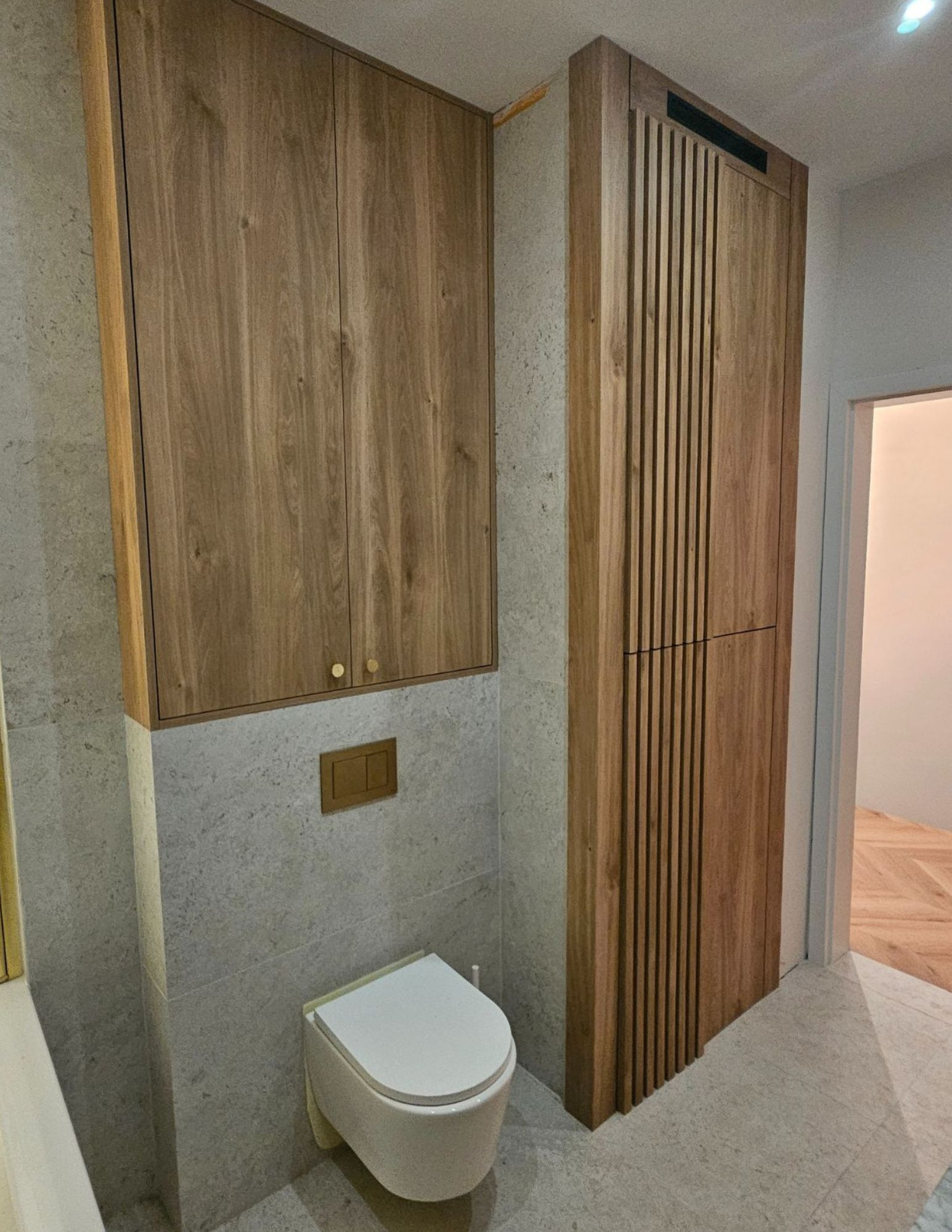 Drewniane szafki łazienkowe pod umywalkę z eleganckim blatem marmurowym. Drewniane szafki łazienkowe pod umywalkę z eleganckim blatem marmurowym.