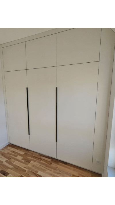 Zabudowa szafy z czarnymi uchwytami – minimalistyczna szafa na wymiar do sypialni lub garderoby. Zabudowa szafy z czarnymi uchwytami – minimalistyczna szafa na wymiar do sypialni lub garderoby.