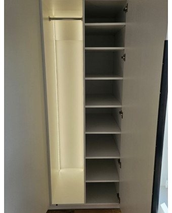 Wardrobe with black handles – a minimalist, custom-made wardrobe for a bedroom or walk-in closet. Wardrobe with black handles – a minimalist, custom-made wardrobe for a bedroom or walk-in closet.
