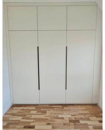 Wardrobe with black handles – a minimalist, custom-made wardrobe for a bedroom or walk-in closet. Wardrobe with black handles – a minimalist, custom-made wardrobe for a bedroom or walk-in closet.