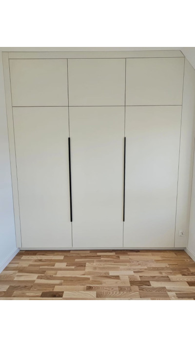 Minimalistyczna szafa do zabudowy – lakierowane fronty, zabudowa aż pod sam sufit. Minimalistyczna szafa do zabudowy – lakierowane fronty, zabudowa aż pod sam sufit.