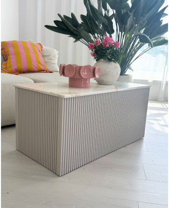 Designerski stolik z ryflowanym korpusem i spiekiem – idealny do japandi i modern classic. Designerski stolik z ryflowanym korpusem i spiekiem – idealny do japandi i modern classic.