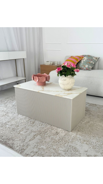 Designerski stolik z ryflowanym korpusem i spiekiem – idealny do japandi i modern classic. Designerski stolik z ryflowanym korpusem i spiekiem – idealny do japandi i modern classic.