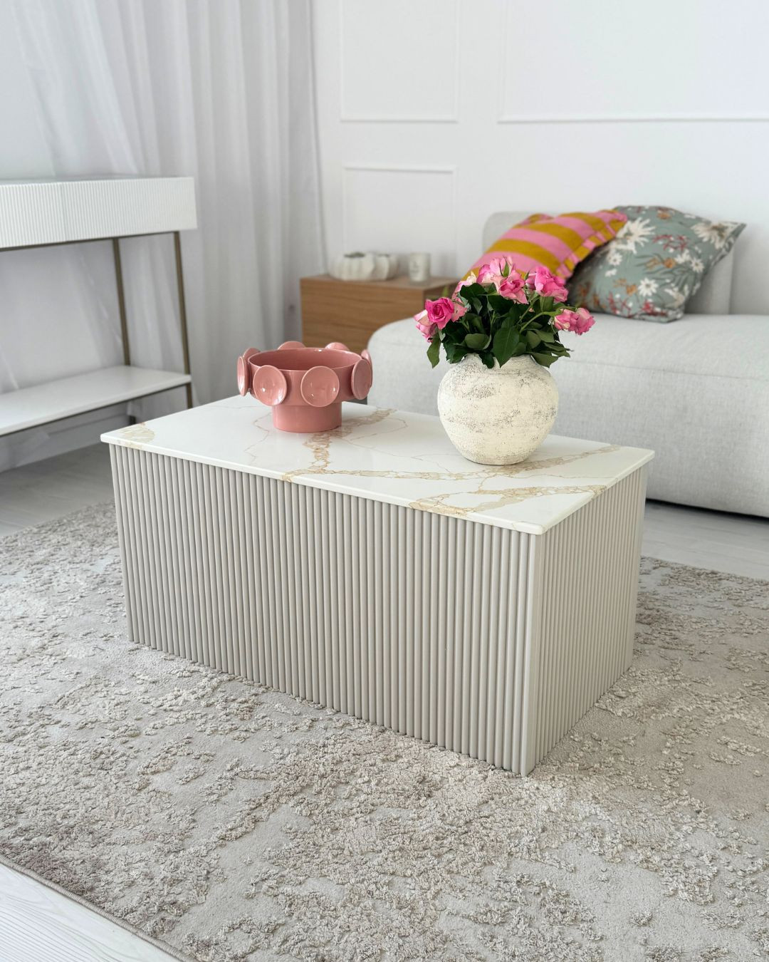 Designerski stolik z ryflowanym korpusem i spiekiem – idealny do japandi i modern classic. Designerski stolik z ryflowanym korpusem i spiekiem – idealny do japandi i modern classic.