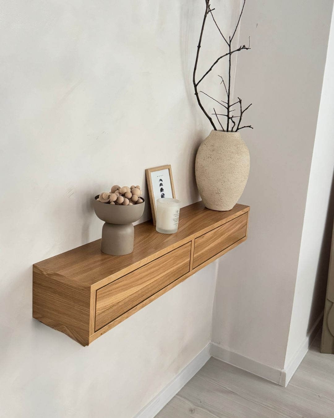 Wall-mounted, suspended console cabinet without drawers