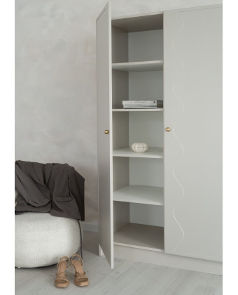 Nowoczesna szafa z płyty MDF z dekoracyjnym frezowaniem