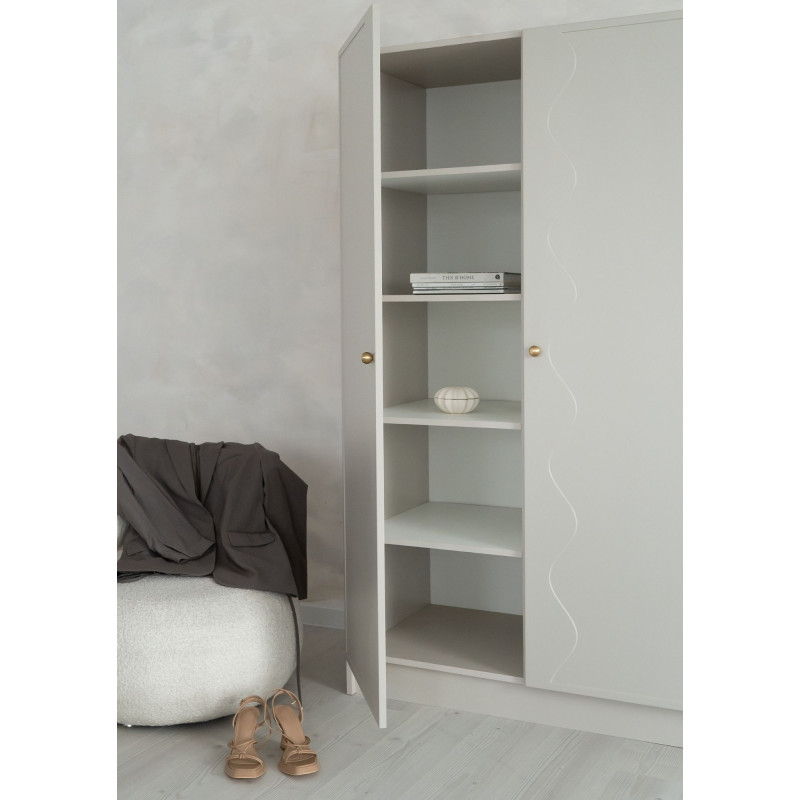 Szafa NUMI w stylu japandi – kaszmirowa bryła z falistym frontem