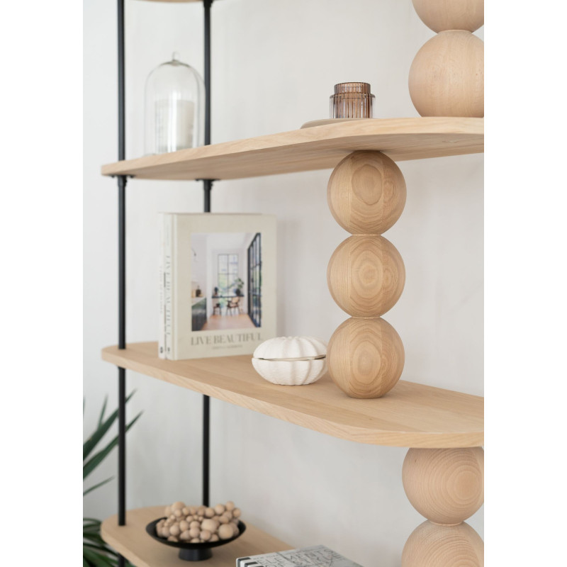 Nowoczesny regał z drewnianymi półkami i czarnymi metalowymi wspornikami