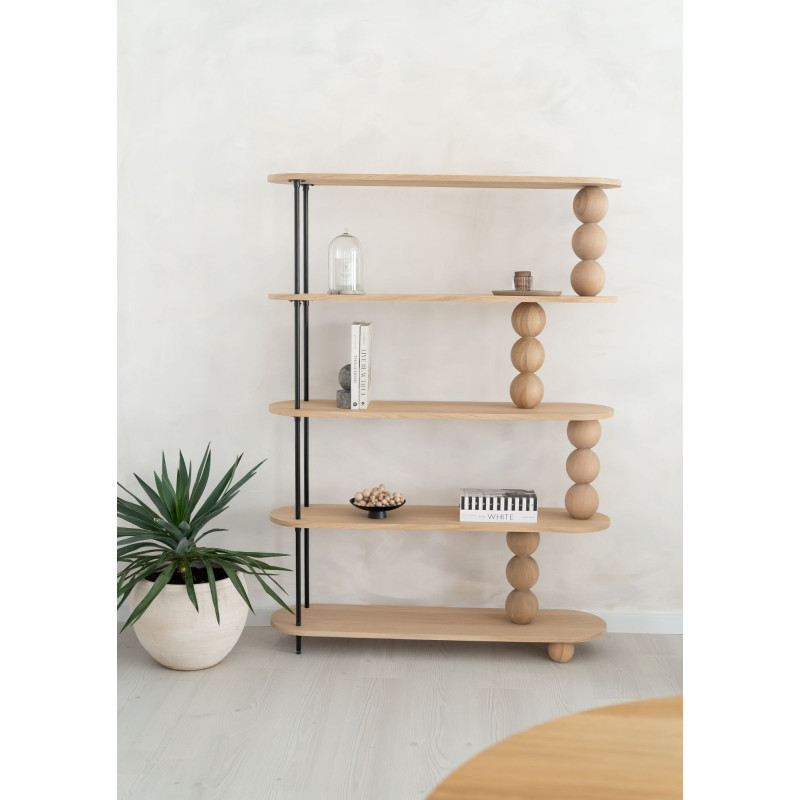 Regał LIVRA z półkami z forniru dębowego i toczonymi kulami z litego drewna