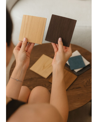 Próbki fornirów naturalnych w różnych odcieniach – od jasnych po ciemne