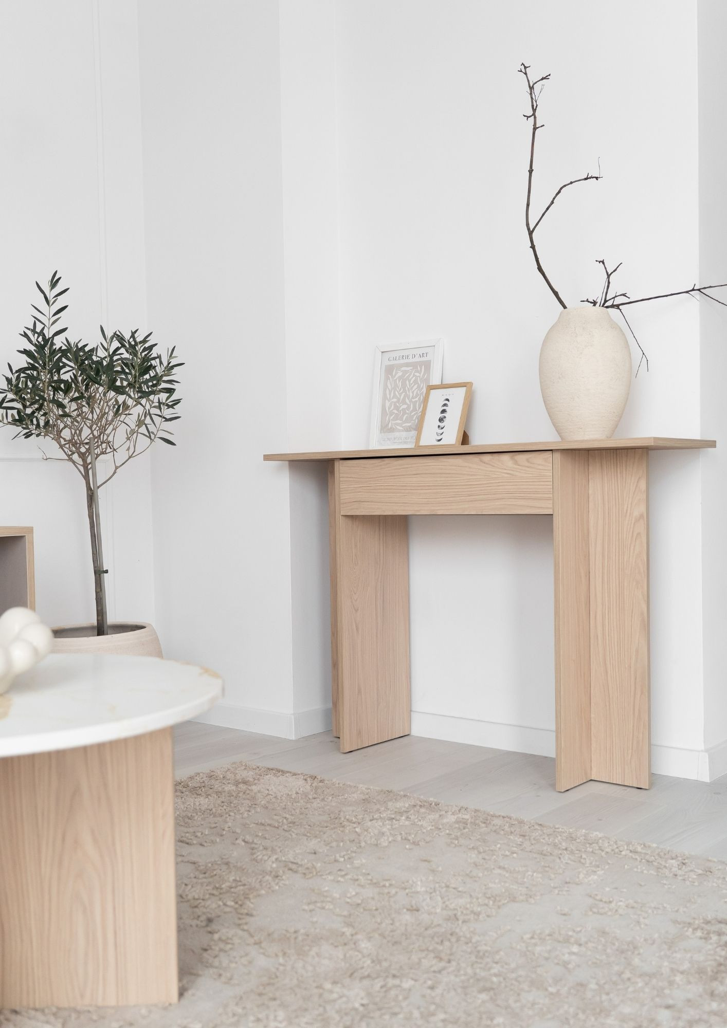 Minimalistyczna konsola ORELLE z szufladą i naturalnym dekorem drewna Minimalistyczna konsola ORELLE z szufladą i naturalnym dekorem drewna