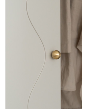 szafa kaszmir z frezowanymi frontami MDF, elegancka szafa do sypialni w stylu modern classic