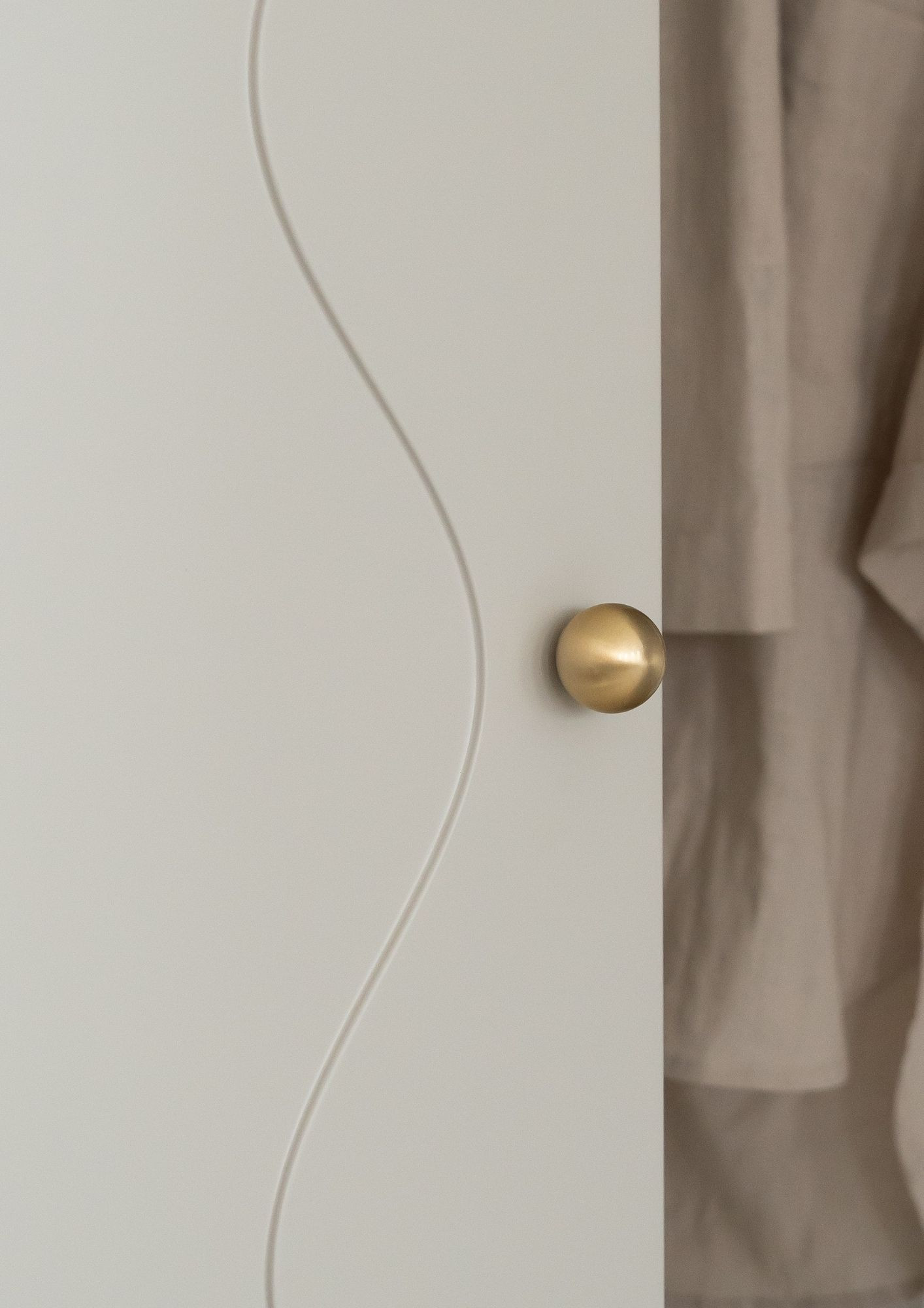szafa frezowana MDF kaszmir, minimalistyczna szafa do przedpokoju i garderoby w stylu japandi