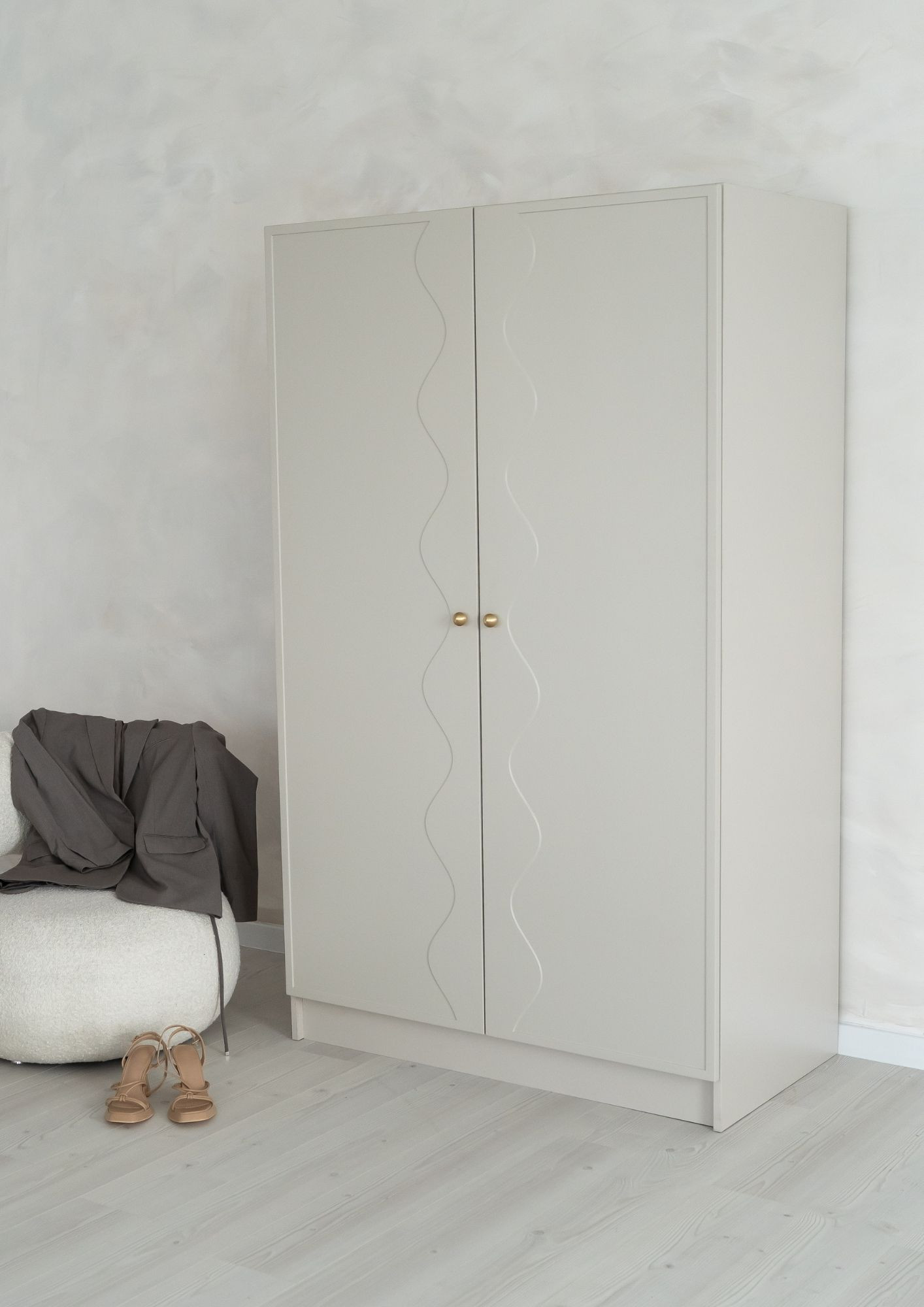 szafa kaszmir z frezowanymi frontami MDF, elegancka szafa do sypialni w stylu modern classic