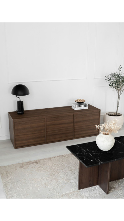 Drewniana szafka pod telewizor SOREN – minimalistyczna i elegancka Drewniana szafka pod telewizor SOREN – minimalistyczna i elegancka