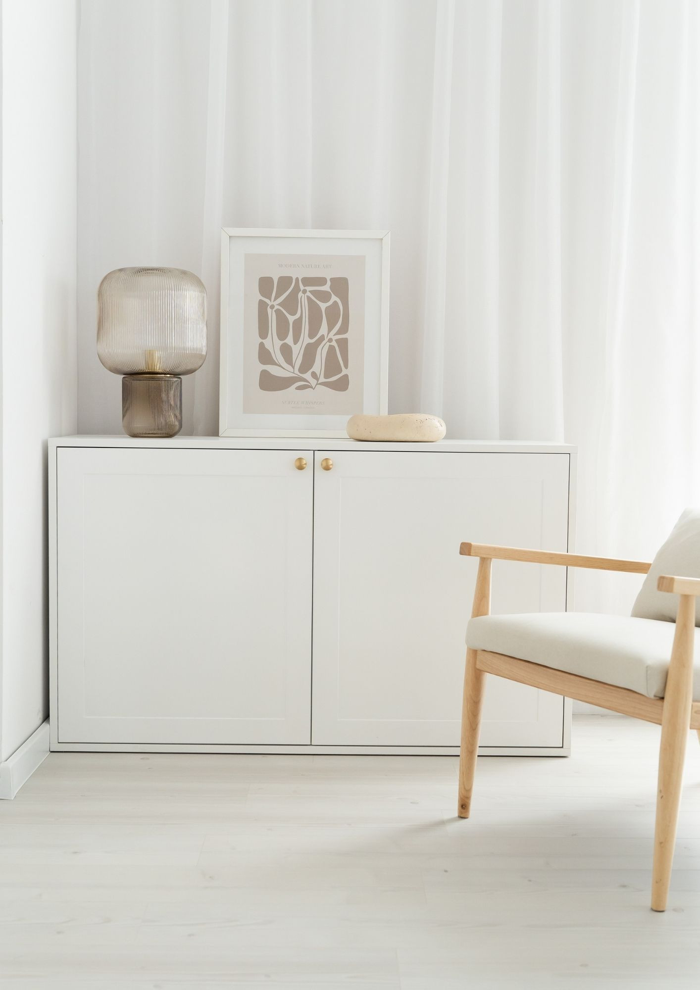 komoda biała z szufladami nowoczesna minimalistyczna do salonu